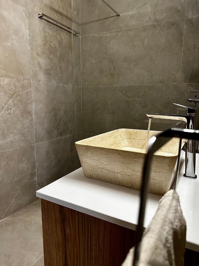Stone Court Boutique Studios Miliou Luaran gambar