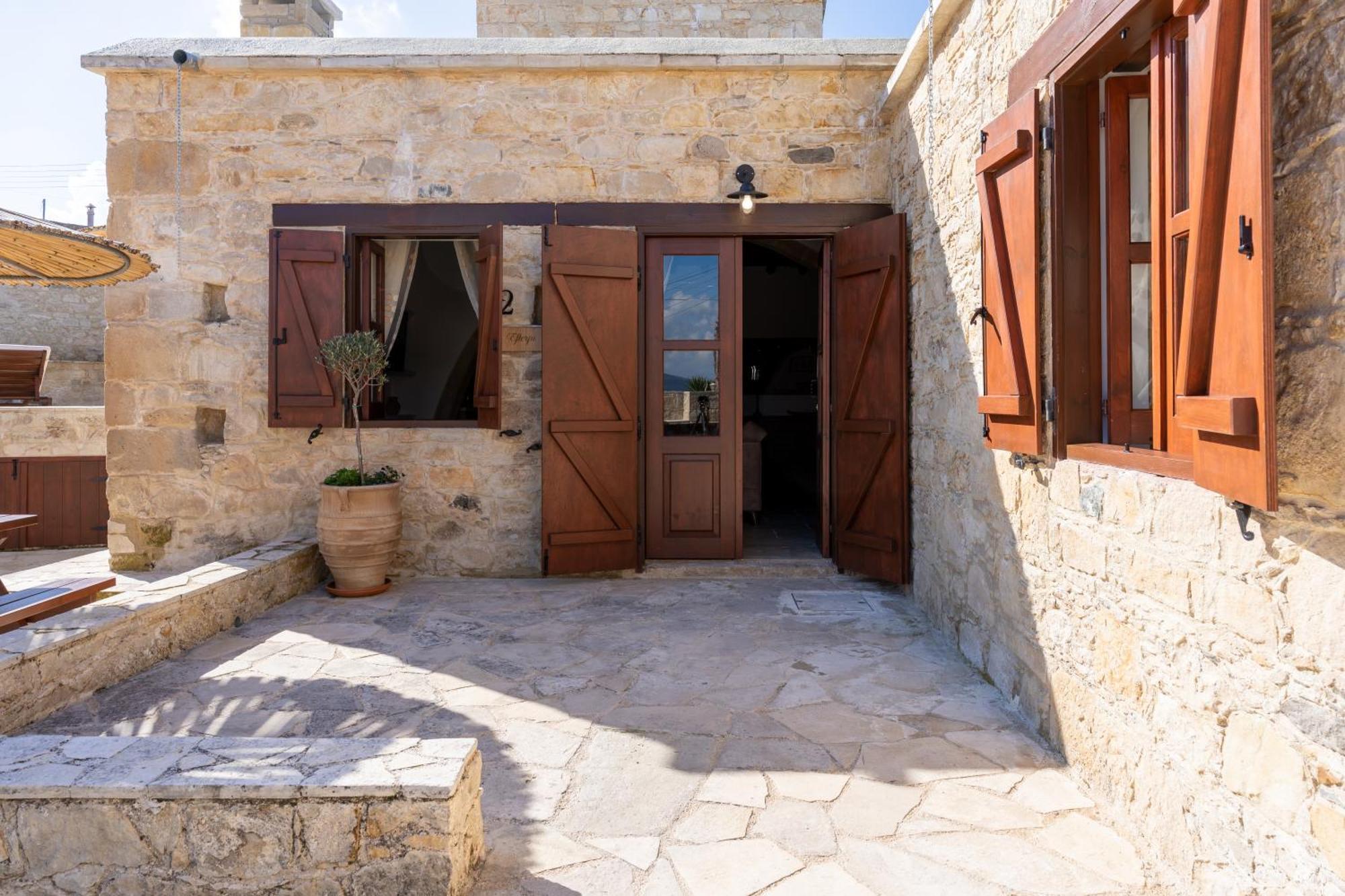 Stone Court Boutique Studios Miliou Luaran gambar