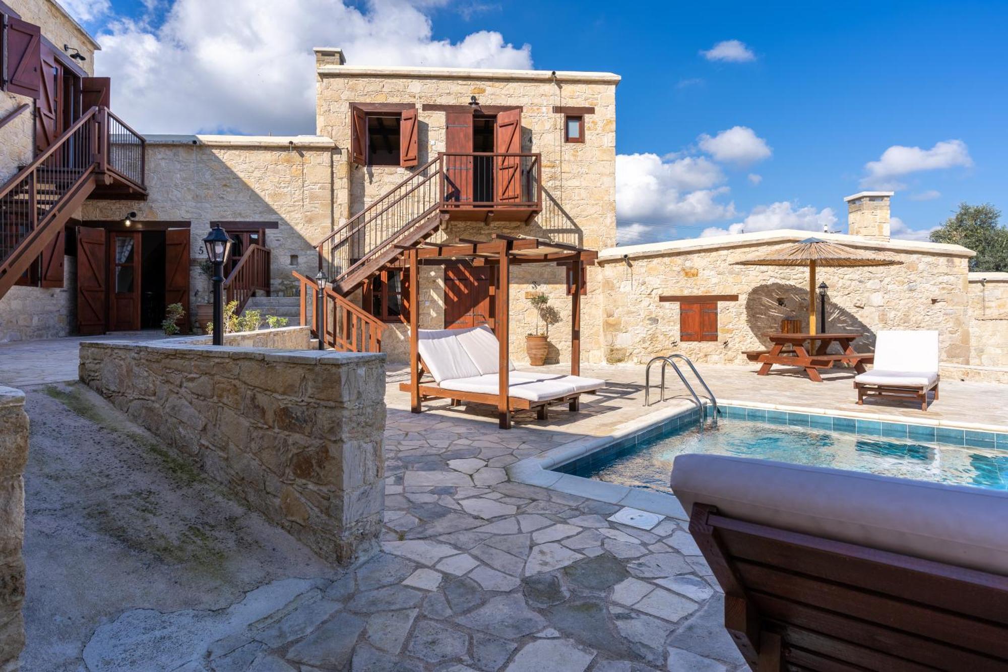 Stone Court Boutique Studios Miliou Luaran gambar