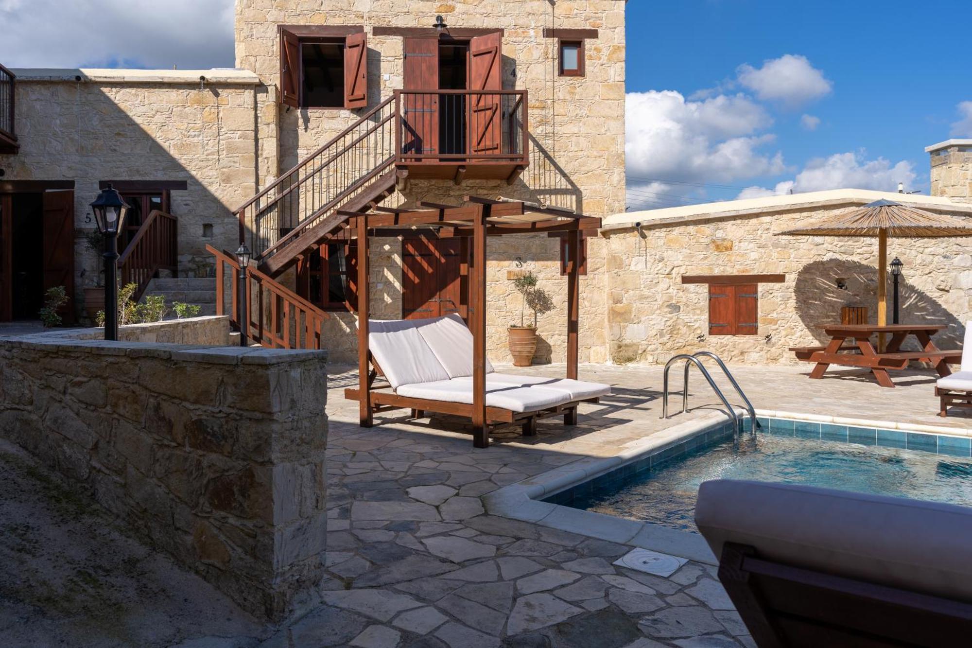Stone Court Boutique Studios Miliou Luaran gambar