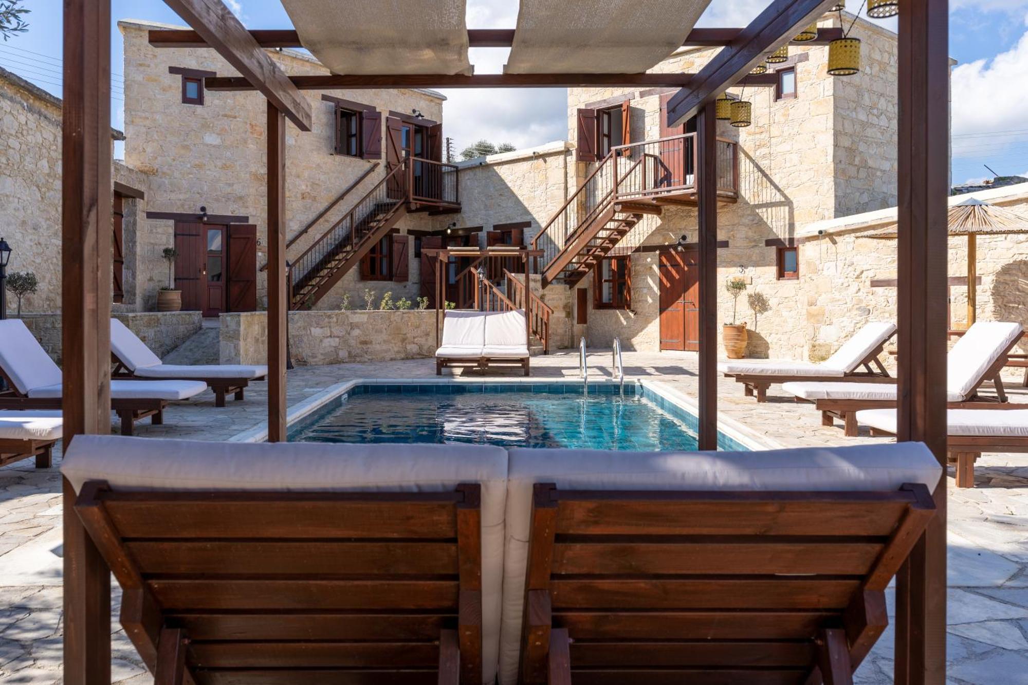 Stone Court Boutique Studios Miliou Luaran gambar