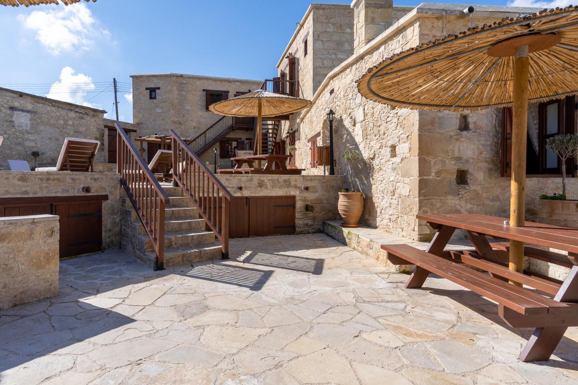 Stone Court Boutique Studios Miliou Luaran gambar