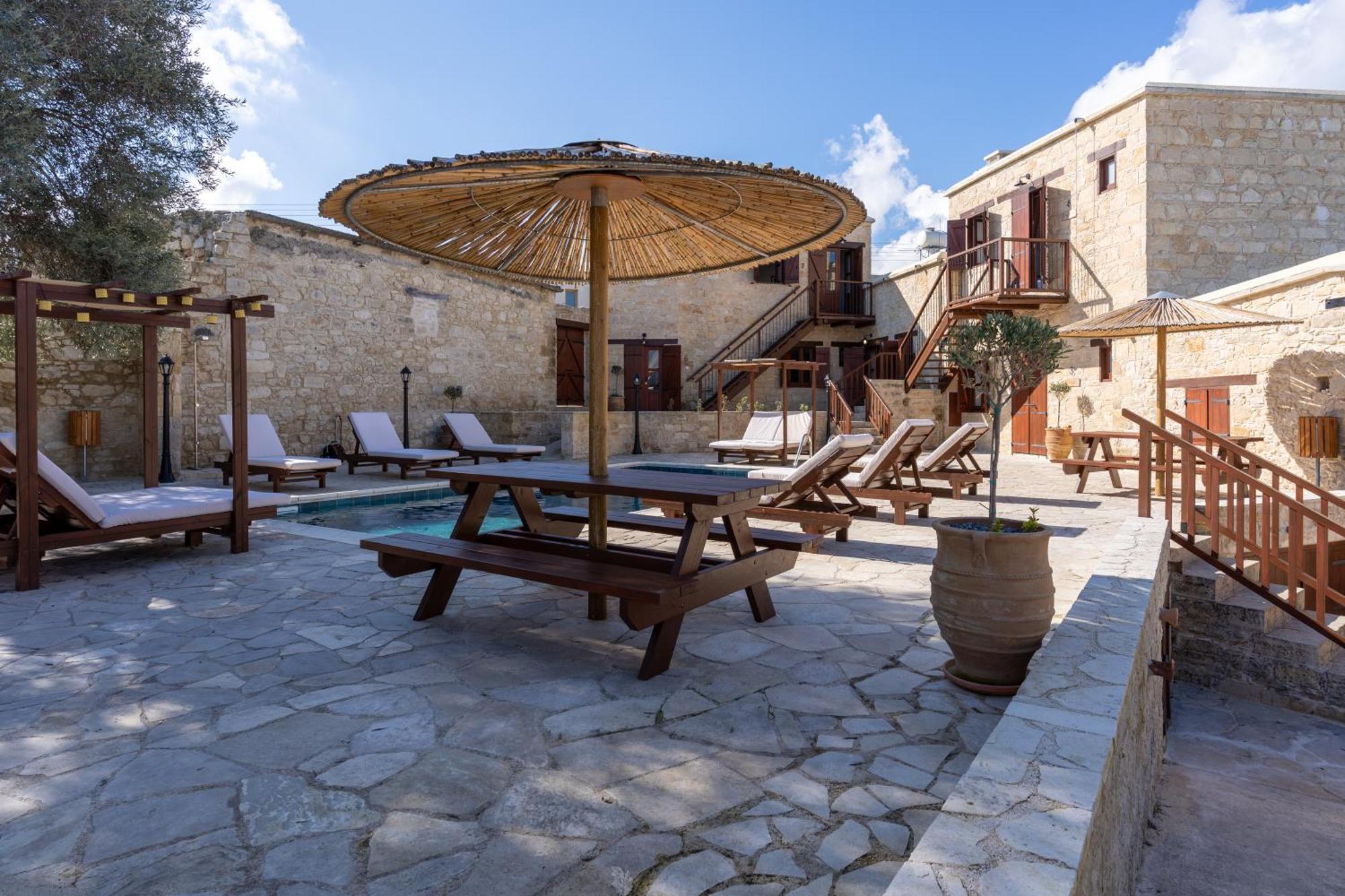 Stone Court Boutique Studios Miliou Luaran gambar